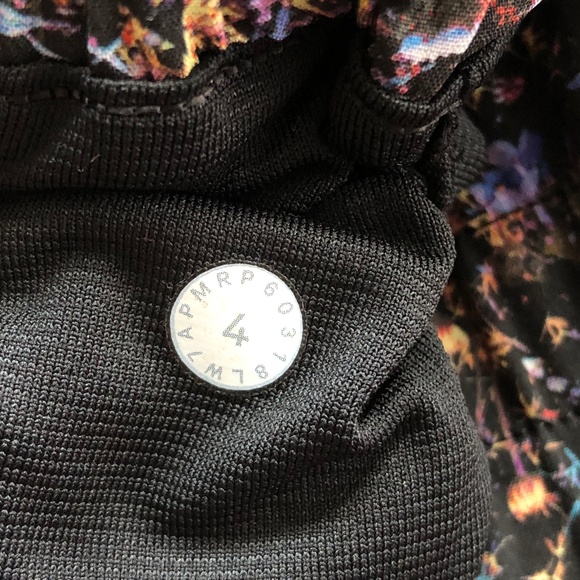 Lululemon Hotty Hot Short II *2.5" - Picture 8 of 9